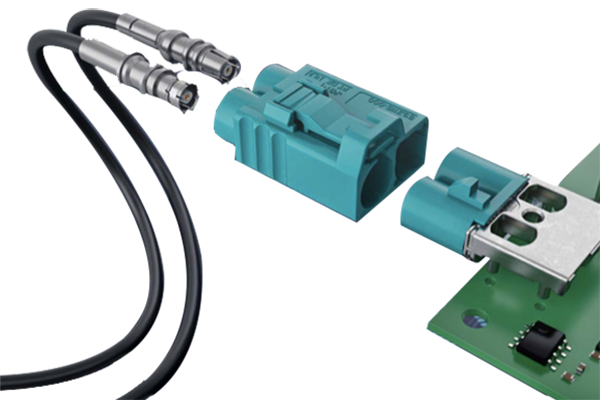 汽車(chē)射頻線(xiàn)束是指用于傳輸無(wú)線(xiàn)電信號(hào)的電線(xiàn)束，通常位于汽車(chē)內(nèi)部。它通常由多根電線(xiàn)組成，包括信號(hào)線(xiàn)、電源線(xiàn)和地線(xiàn)等。這些電線(xiàn)通過(guò)一定的結(jié)構(gòu)形式將它們組織在一起，以便更好地傳輸信號(hào)和減少干擾。